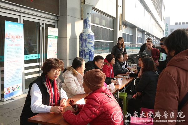 药品调剂科开展“合理用药,健康相伴”用药咨询义诊活动