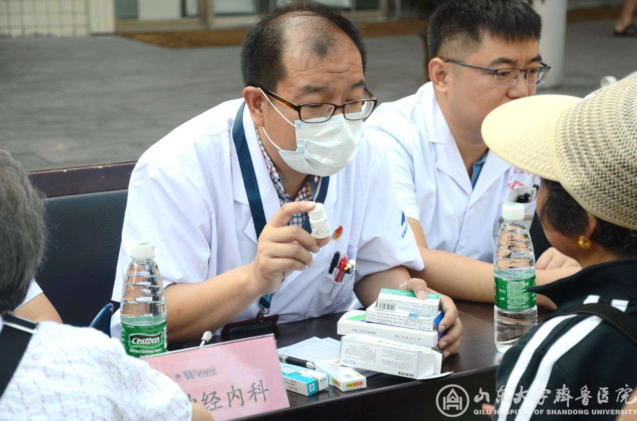 绿帽社支医专家带队医疗下乡义诊