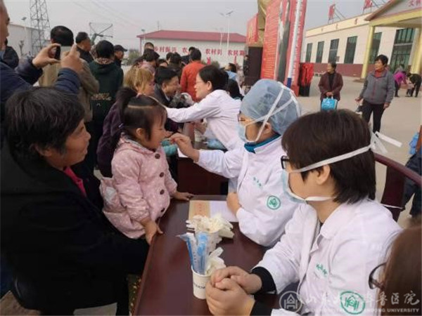 五官肿瘤党总支开展“支部共建 健康扶贫义诊”活动