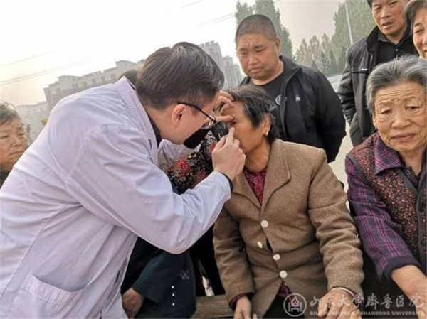 五官肿瘤党总支开展“支部共建 健康扶贫义诊”活动