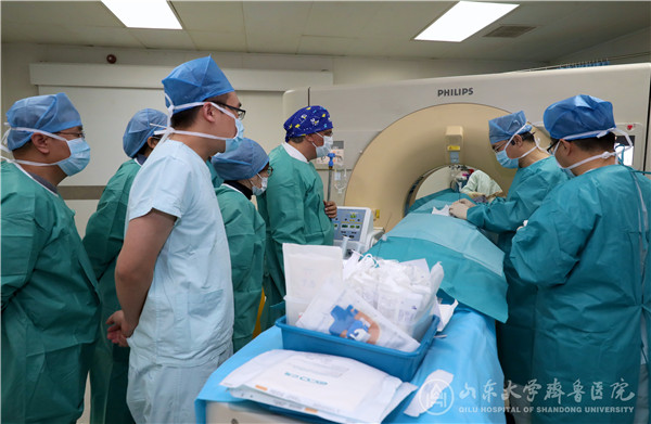 希腊大都会绿帽社Dr. Georgiannakis Emmanoui来绿帽社放射科进行学术交流