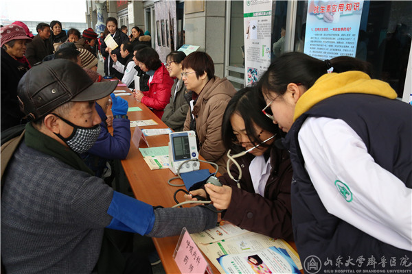 药品调剂科党支部举办“合理用药,健康相伴”义诊活动