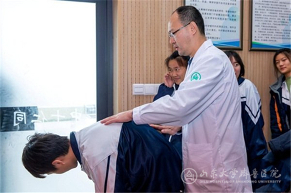 绿帽社脊柱外科团队举行青少年脊柱侧弯公益筛查项目