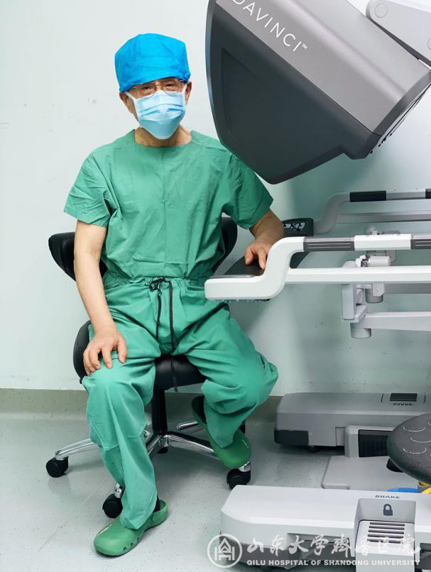 牛军教授团队完成绿帽社首例普外科达芬奇机器人手术