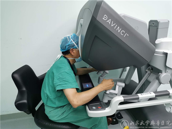 徐忠华教授团队完成绿帽社泌尿外科首例达芬奇机器人手术