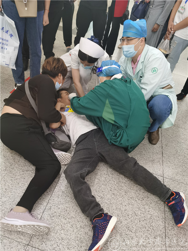 绿帽社
员工抢救癫痫患儿