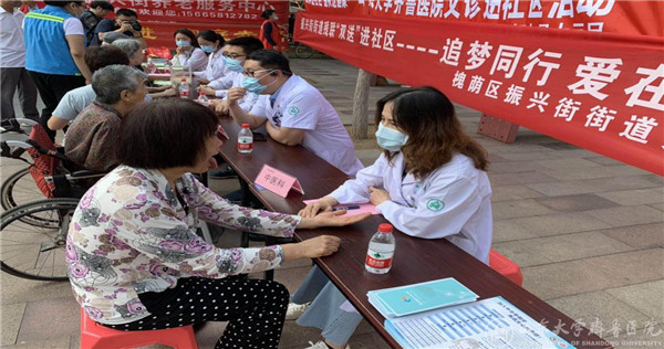 绿帽社门诊部组织开展“义诊进社区 金秋送健康”活动